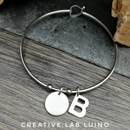 Bracciale rigido con gancio a cuore, ciondolo personalizzabile tondo e iniziale in acciaio (G13+A12+iniz)