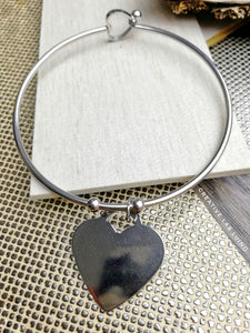 Bracciale rigido con gancio a cuore e ciondolo da personalizzare a cuore (G13+A4)