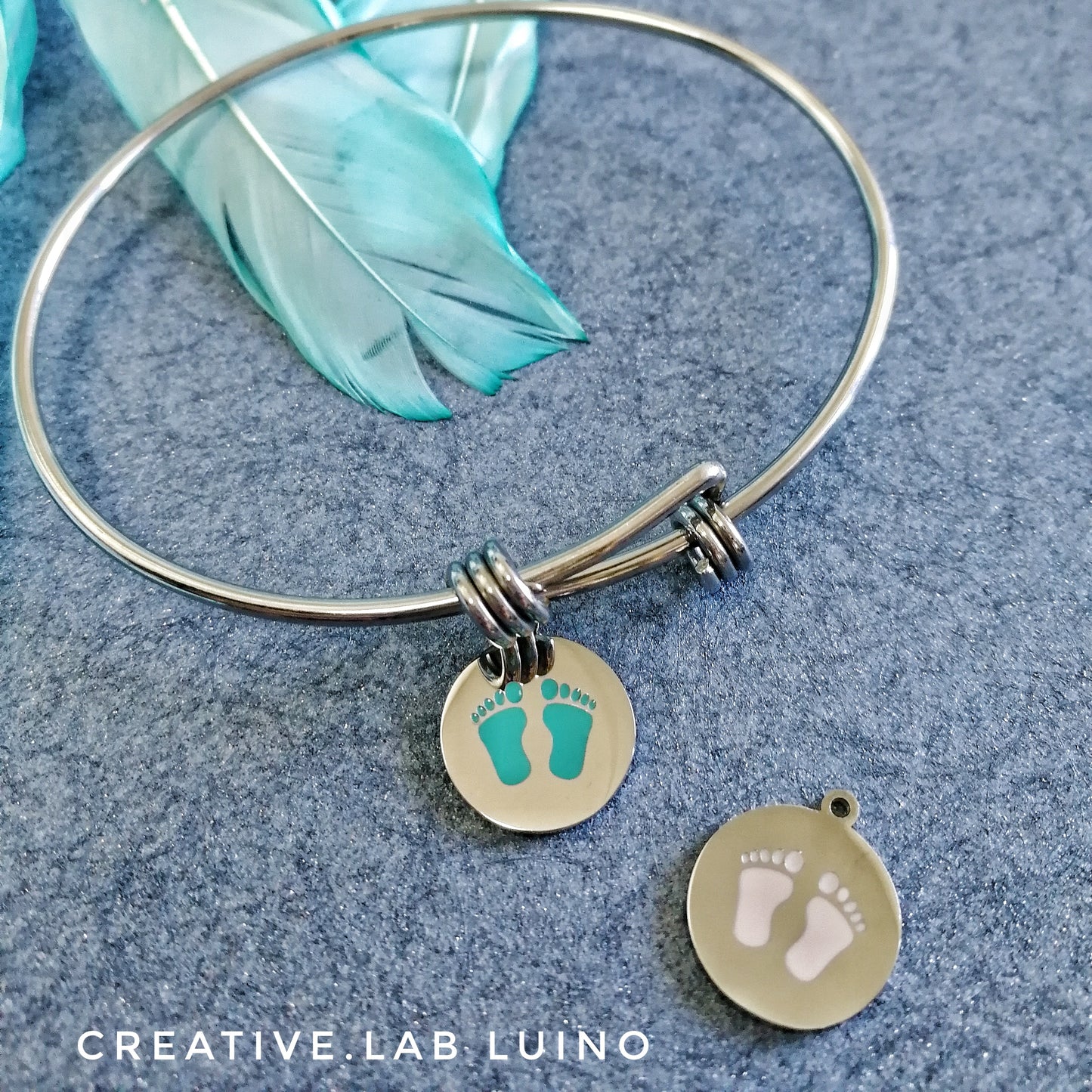 Bracciale rigido con nodi scorsoi e ciondolo personalizzabile con piedini rosa/azzurri   (G20+B33)