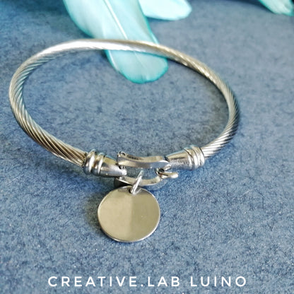 Bracciale rigido ritorto e ciondolo personalizzabile con piedini rosa/azzurri (G17+B33)
