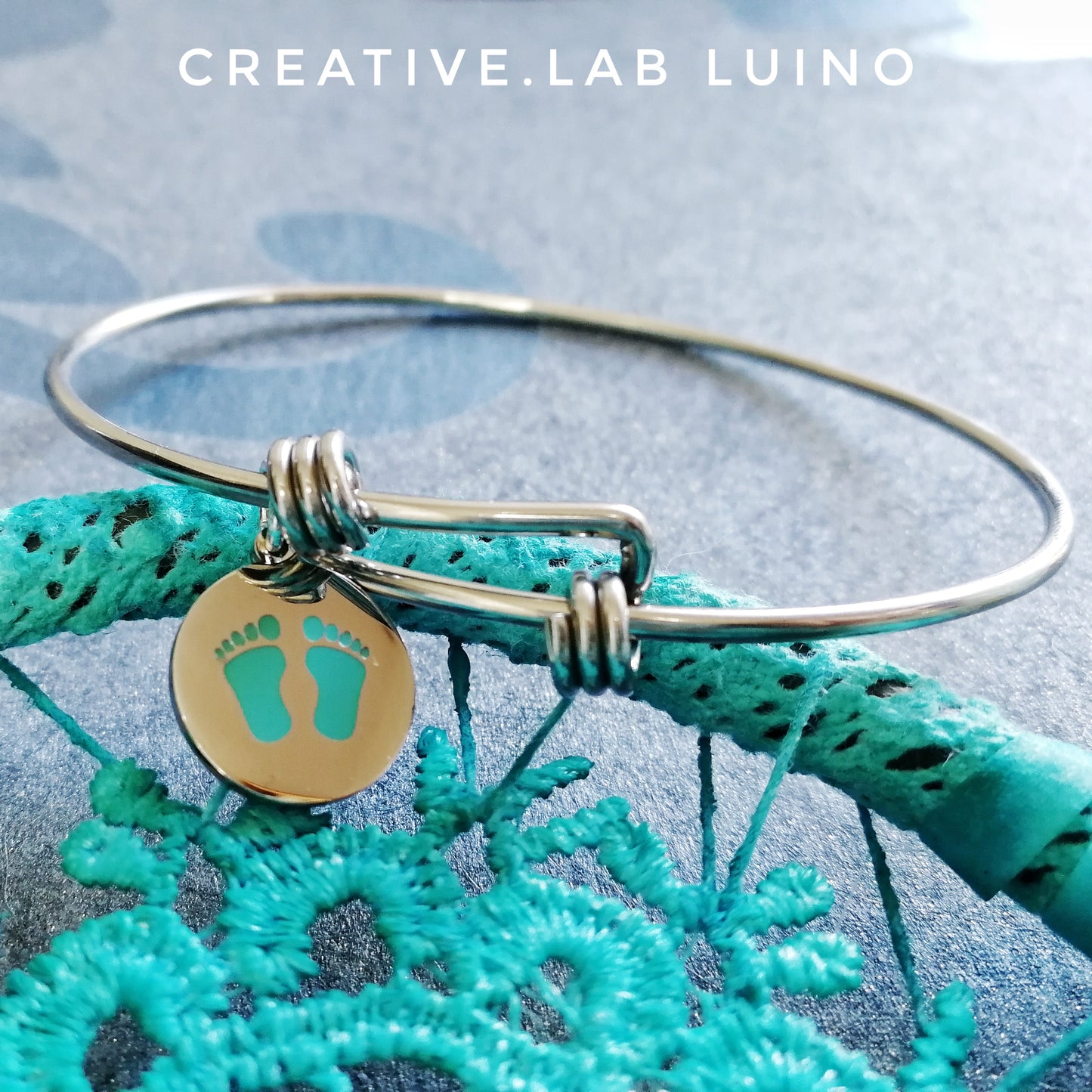 Bracciale rigido con nodi scorsoi e ciondolo personalizzabile con piedini rosa/azzurri   (G20+B33)