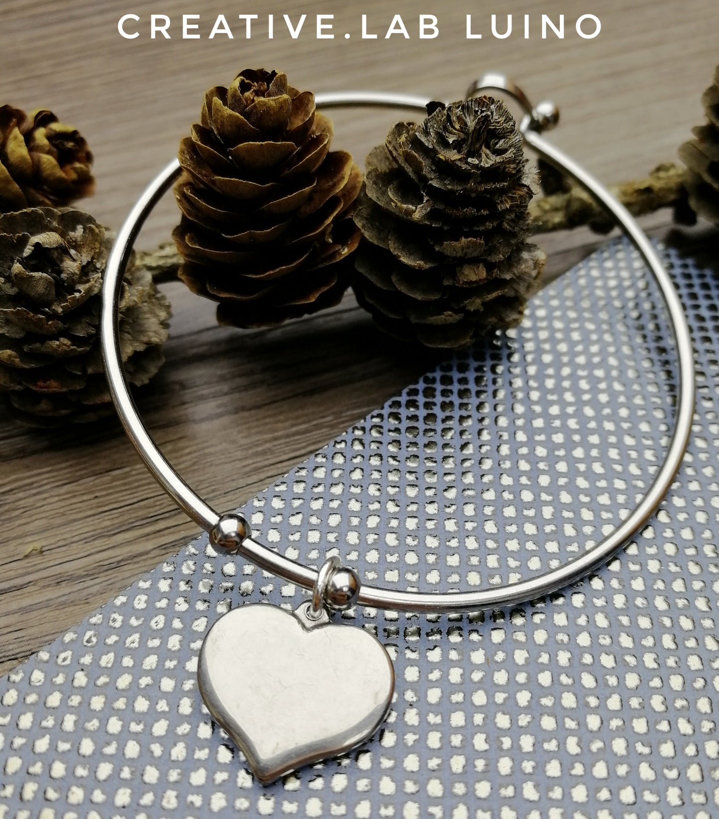 Bracciale rigido con gancio a cuore e ciondolo personalizzabile a cuore (G13+A6)