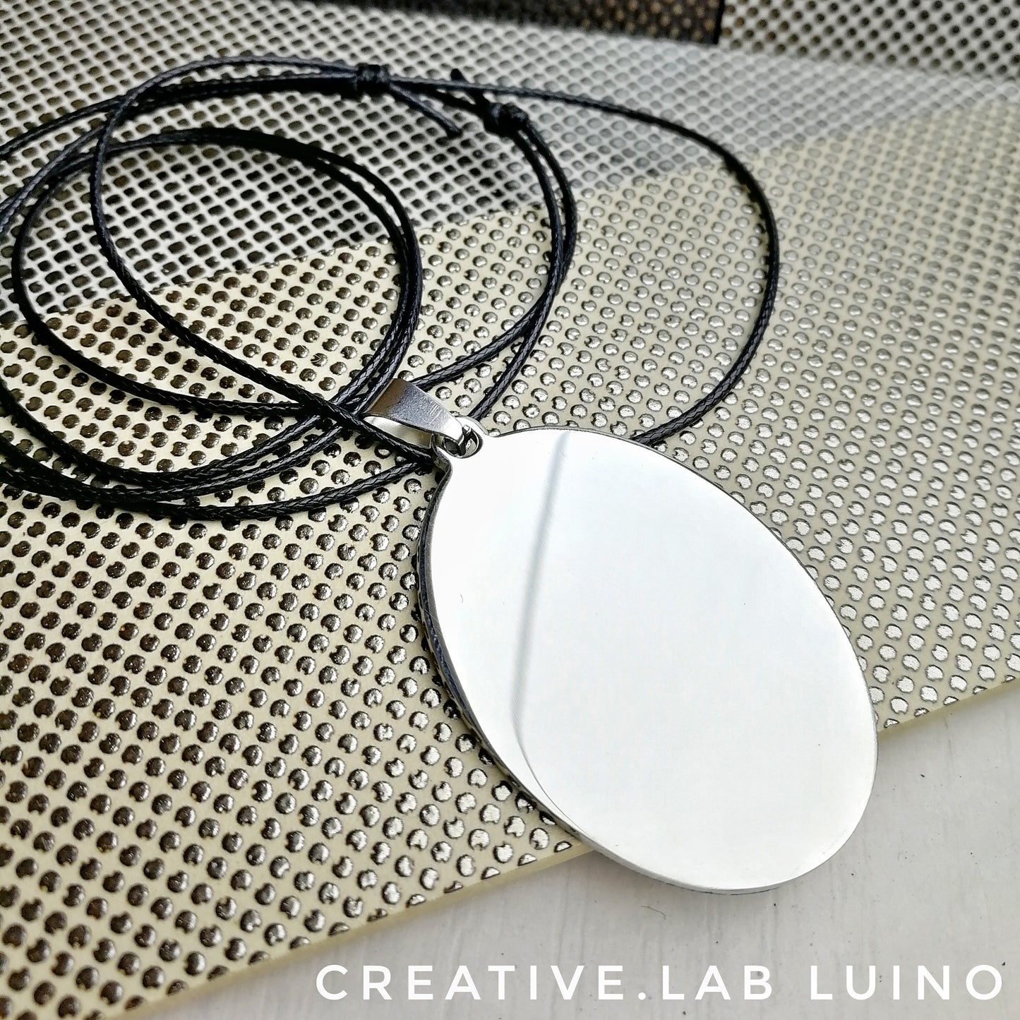 Ciondolo ovale personalizzato con collarino (C17)