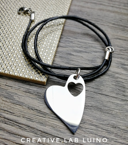 Ciondolo cuore personalizzabile con collarino di cuoio (B29+ cuoio)