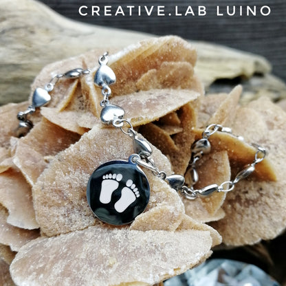 Bracciale a cuoricini e ciondolo personalizzabile con piedini rosa/azzurri (G9+B33)