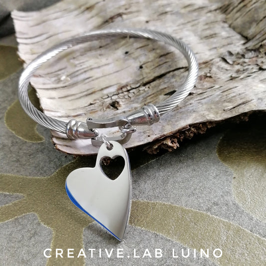 Bracciale rigido ritorto e ciondolo personalizzabile cuore (G17+B29)