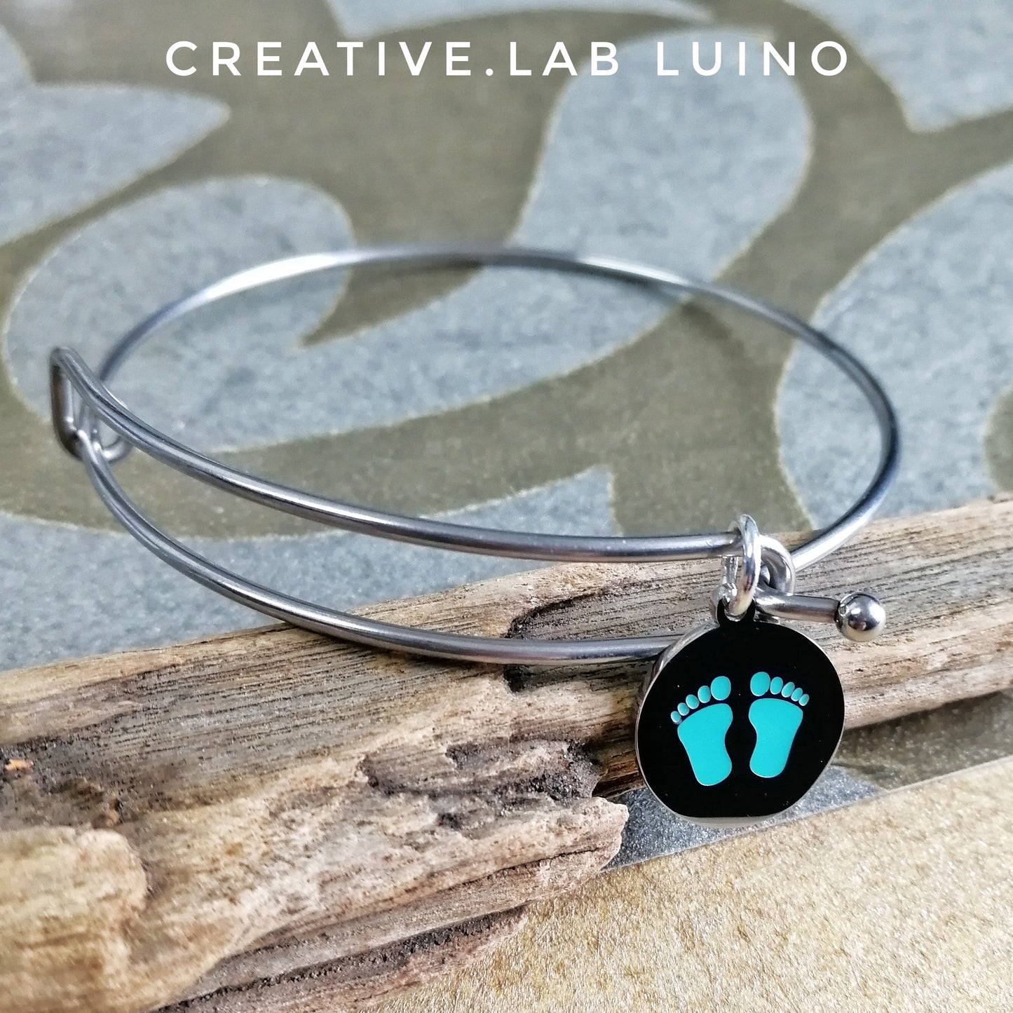 Bracciale rigido doppio e ciondolo personalizzabile con piedini rosa/azzurri (G14+B33)