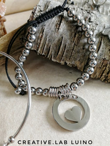Bracciale con perle in acciaio e ciondolo tondo con cuore al centro - certificato di nascita (G44+B40)