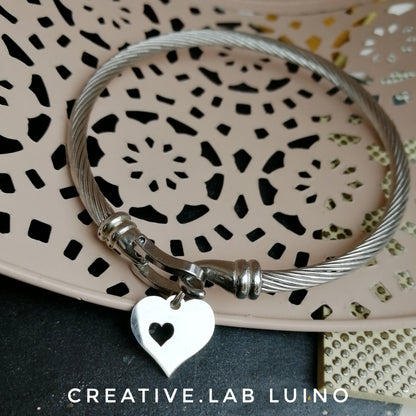 Bracciale rigido ritorto e ciondolo personalizzabile a cuore (G21+A25)