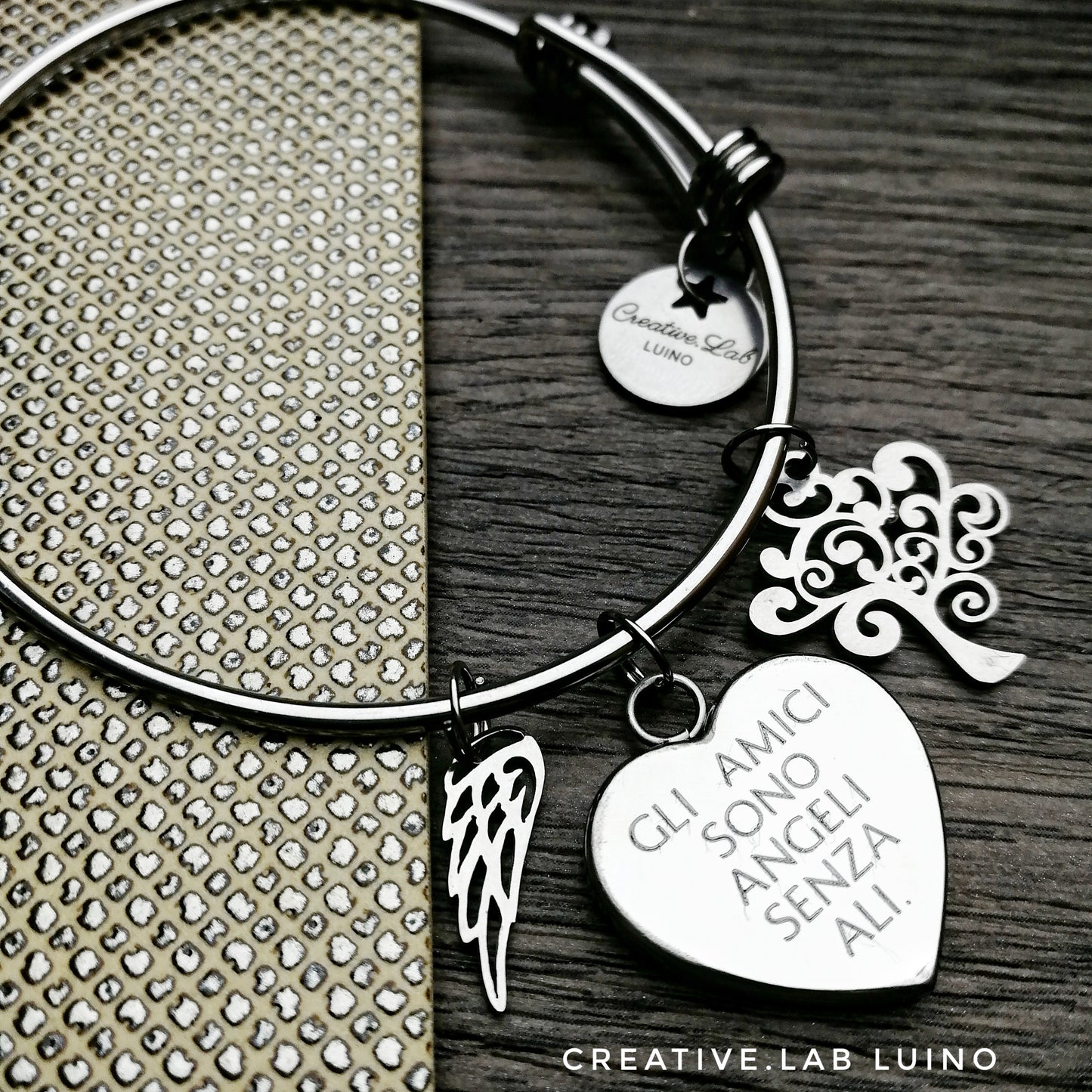 Bracciale rigido con ciondolo personalizzabile a cuore e ciondoli (G20+A11+CH)