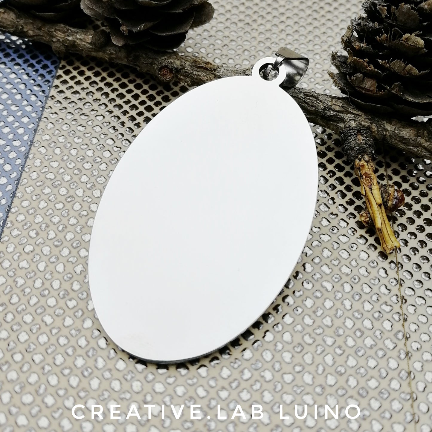 Ciondolo ovale personalizzato con collarino (C17)