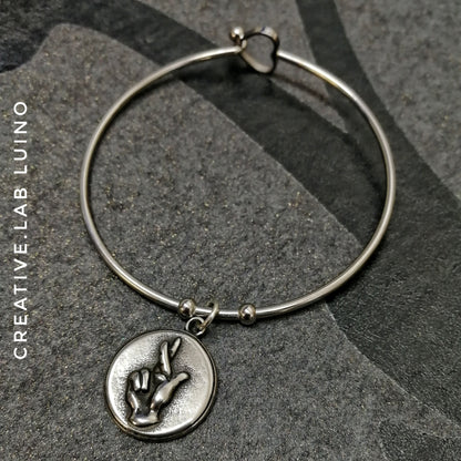 Bracciale rigido con gancio a cuore e ciondolo personalizzabile portafortuna con dita incrociate (G13+A32)