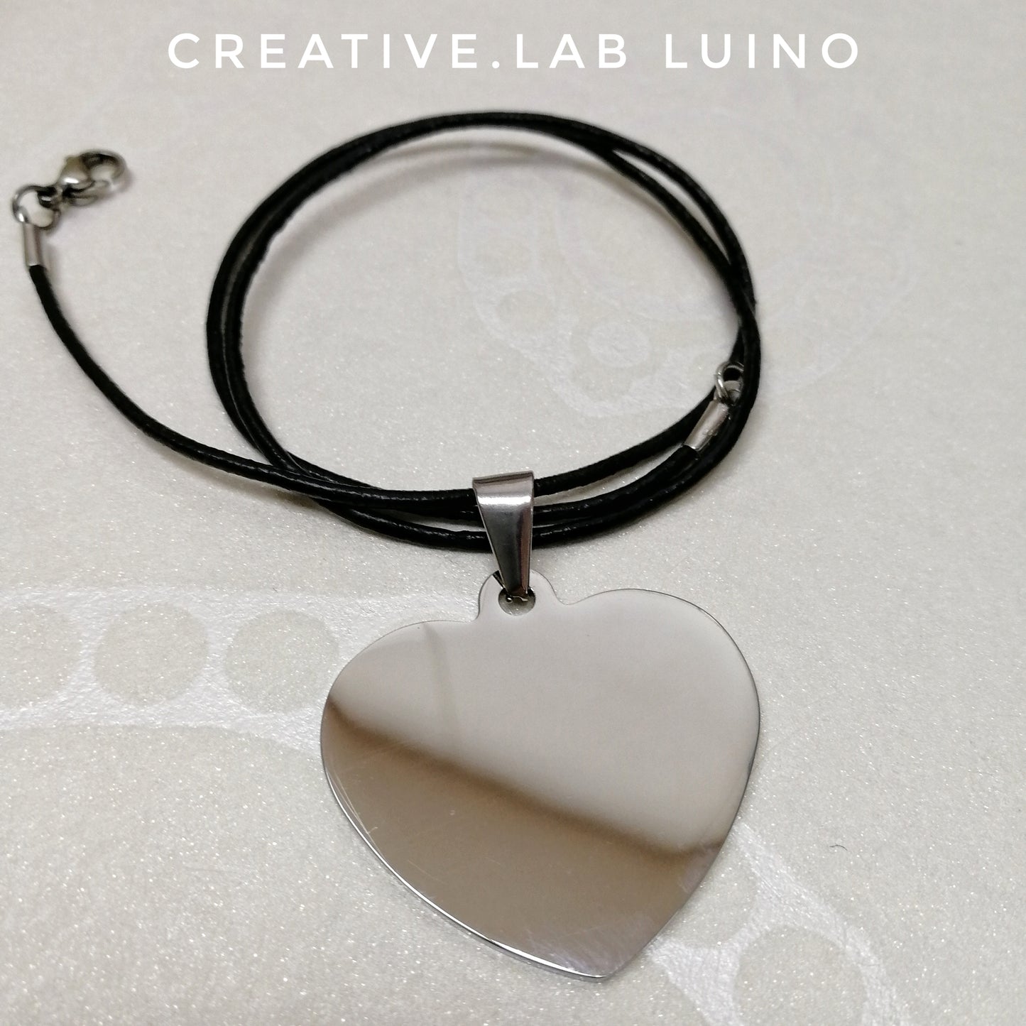 Ciondolo a cuore personalizzato con collarino di cuoio (C9)