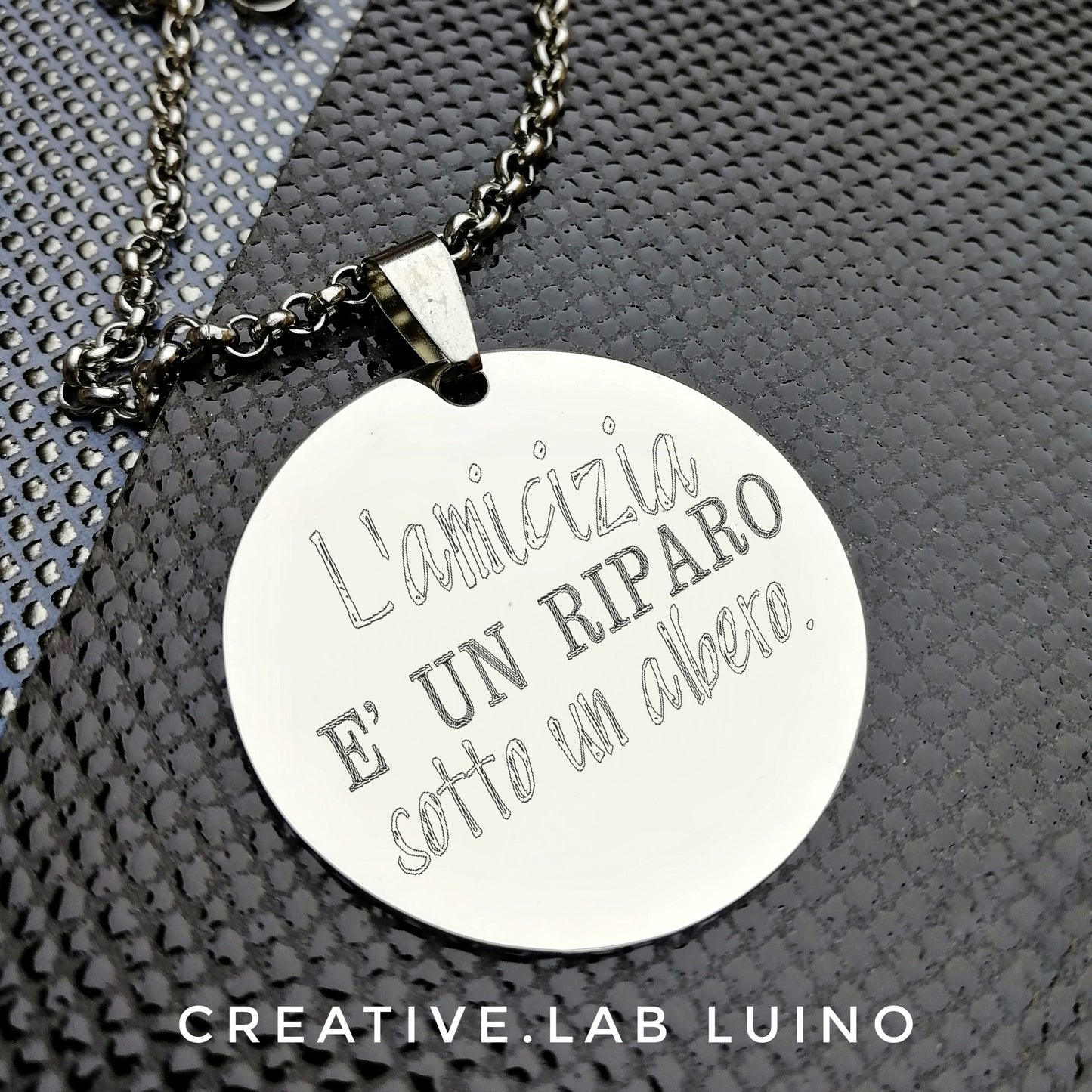 Ciondolo tondo con bordo in gomma personalizzato con catenina fine girocollo (C1+D2)