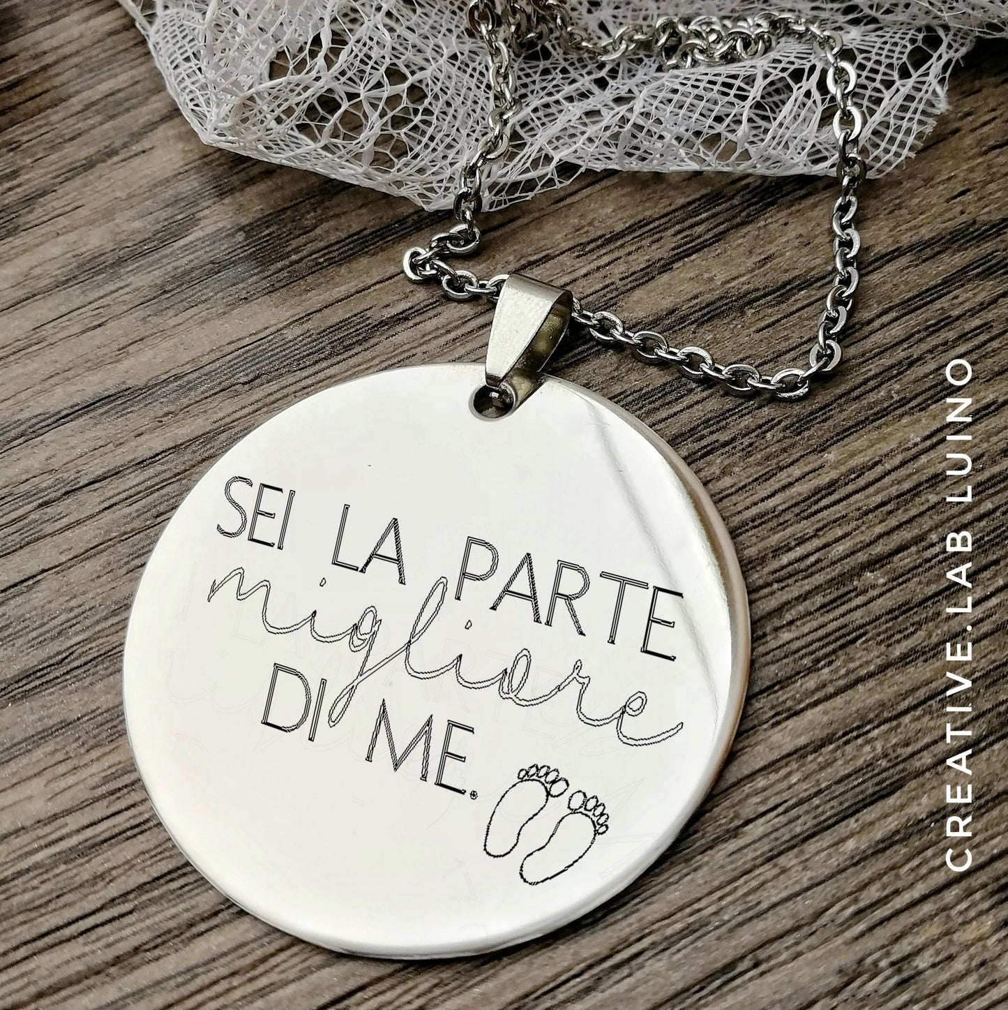 Ciondolo tondo con bordo in gomma personalizzato con catenina fine girocollo (C1+D2)