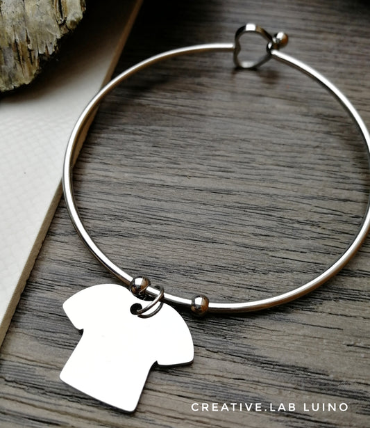 Bracciale rigido con gancio a cuore e ciondolo personalizzabile a maglia sportiva (G13+B38)