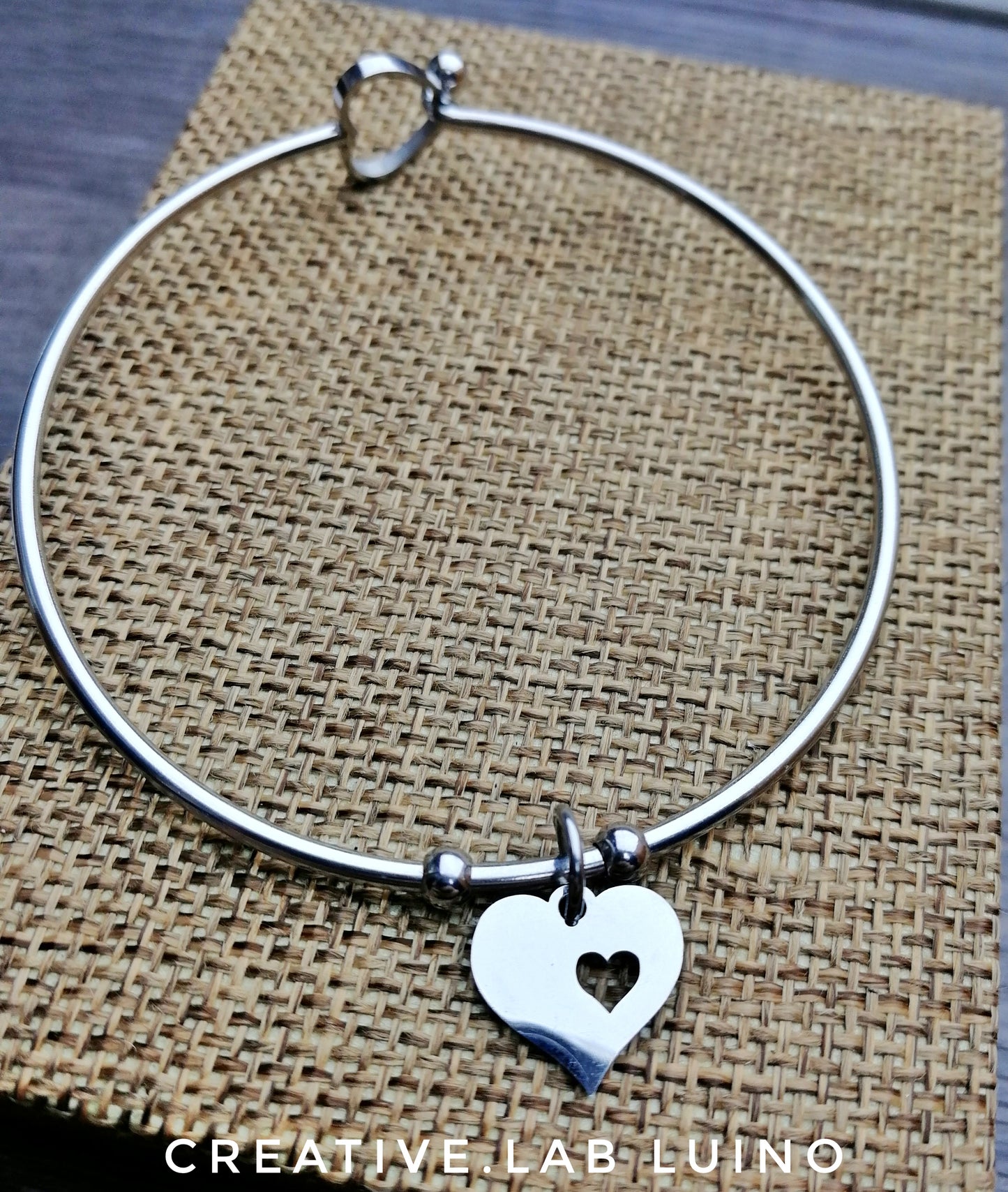 Bracciale rigido con ciondolo personalizzabile a cuore (G13+A25)