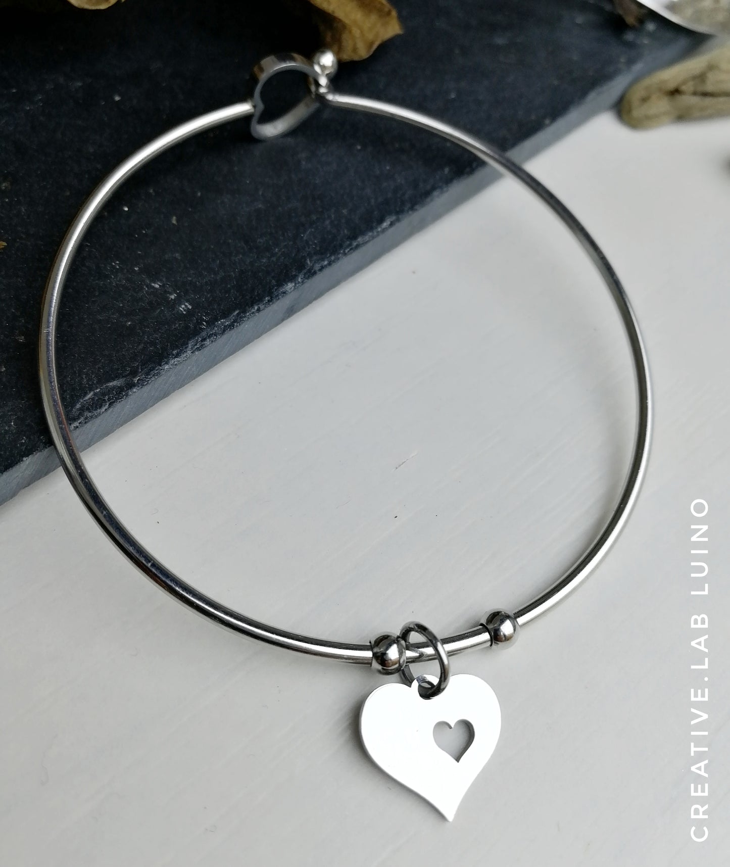 Bracciale rigido con ciondolo personalizzabile a cuore (G13+A25)