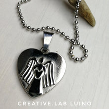 Carica l&#39;immagine nel visualizzatore di Gallery, Ciondolo a cuore con angelo personalizzato con collarino (B41)