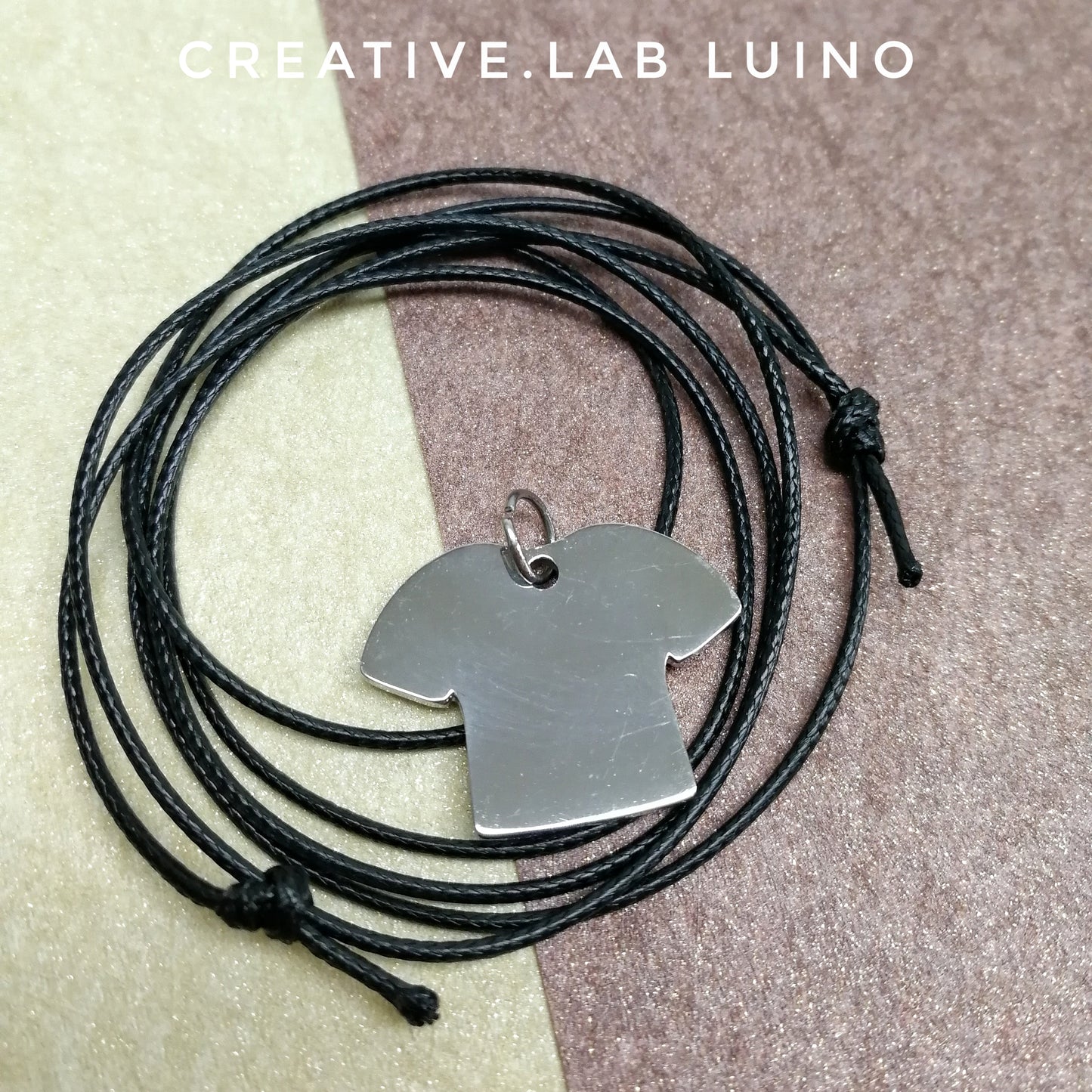 Ciondolo a forma di maglia sportiva personalizzato con collarino in cotone cerato (B38)