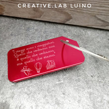 Carica l&#39;immagine nel visualizzatore di Gallery, Tag in alluminio colorato per valigia personalizzabile (J10)