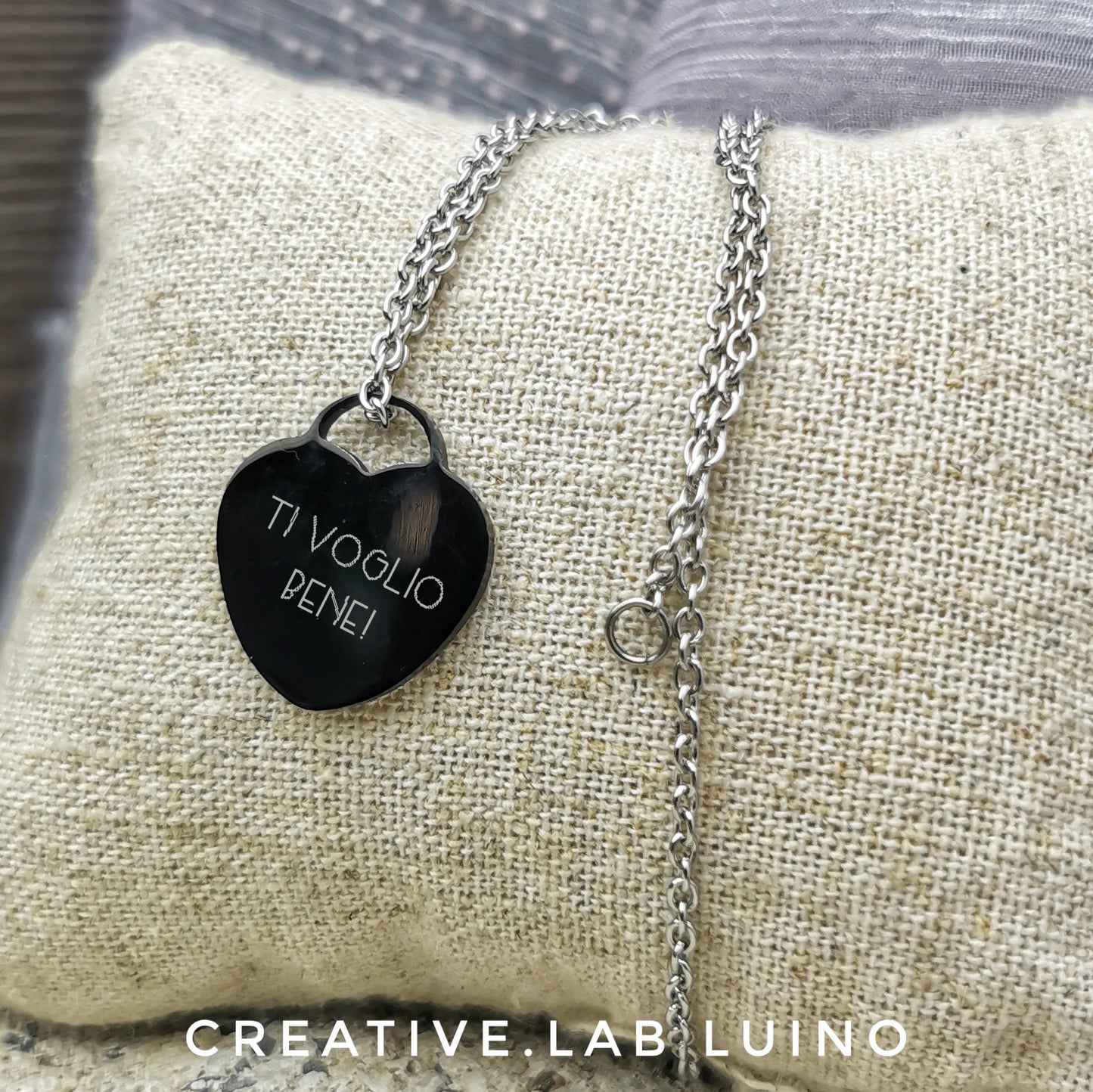 Ciondolo nero a cuore personalizzabile con collarino (B13D)