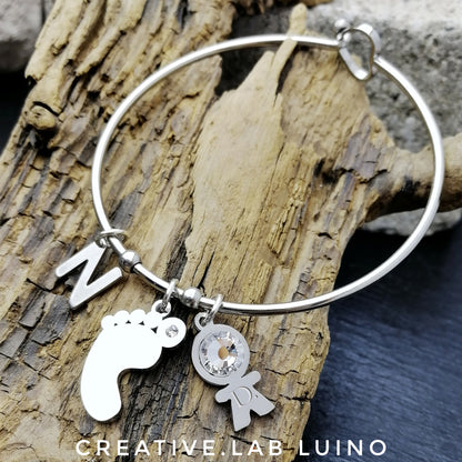 Bracciale rigido con gancio a cuore con ciondoli personalizzabili bimbo/a, iniziale e piedino con strass (G13+B20A/B20B+B9B+iniz)