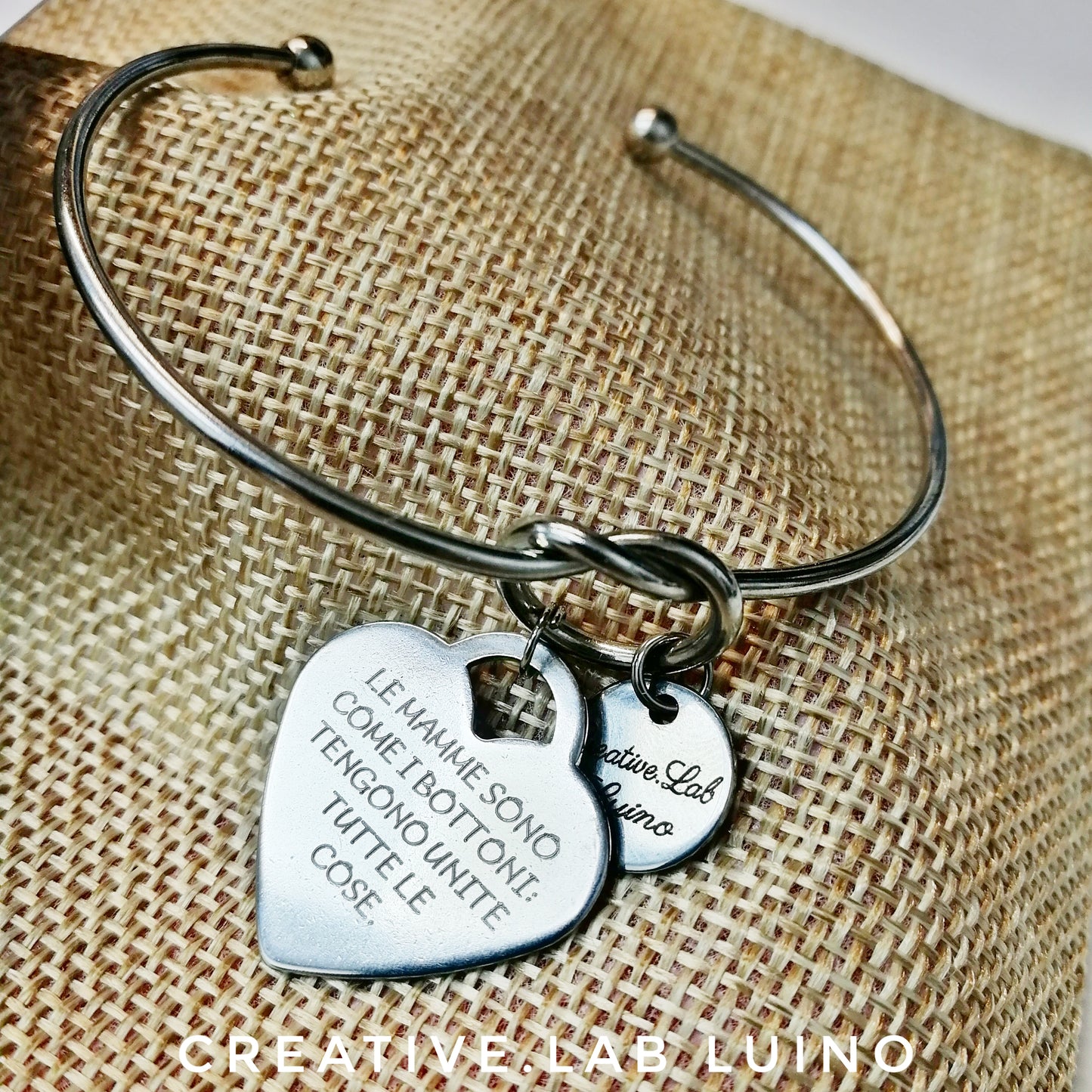 Bracciale rigido con nodo e ciondolo personalizzabile a cuore (G11+A4)