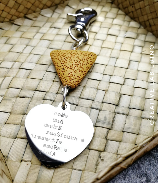 Portachiavi con perla di lava vulcanica a triangolo e ciondolo a cuore per le insegnanti (C9+lava triangolo-insegn)
