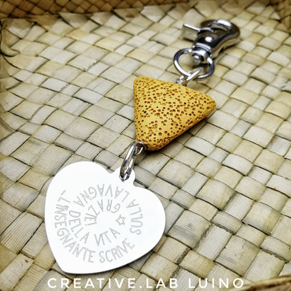 Portachiavi con perla di lava vulcanica a triangolo e ciondolo a cuore per le insegnanti (C9+lava triangolo-insegn)