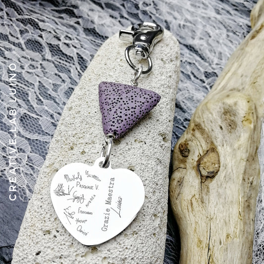 Portachiavi con perla di lava e ciondolo a cuore con firme dei bambini per le insegnanti (C9+lava triangolo - firme)