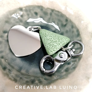 Portachiavi con perla di lava e ciondolo a cuore musicale personalizzabile (C9 musicale+lava triangolo)