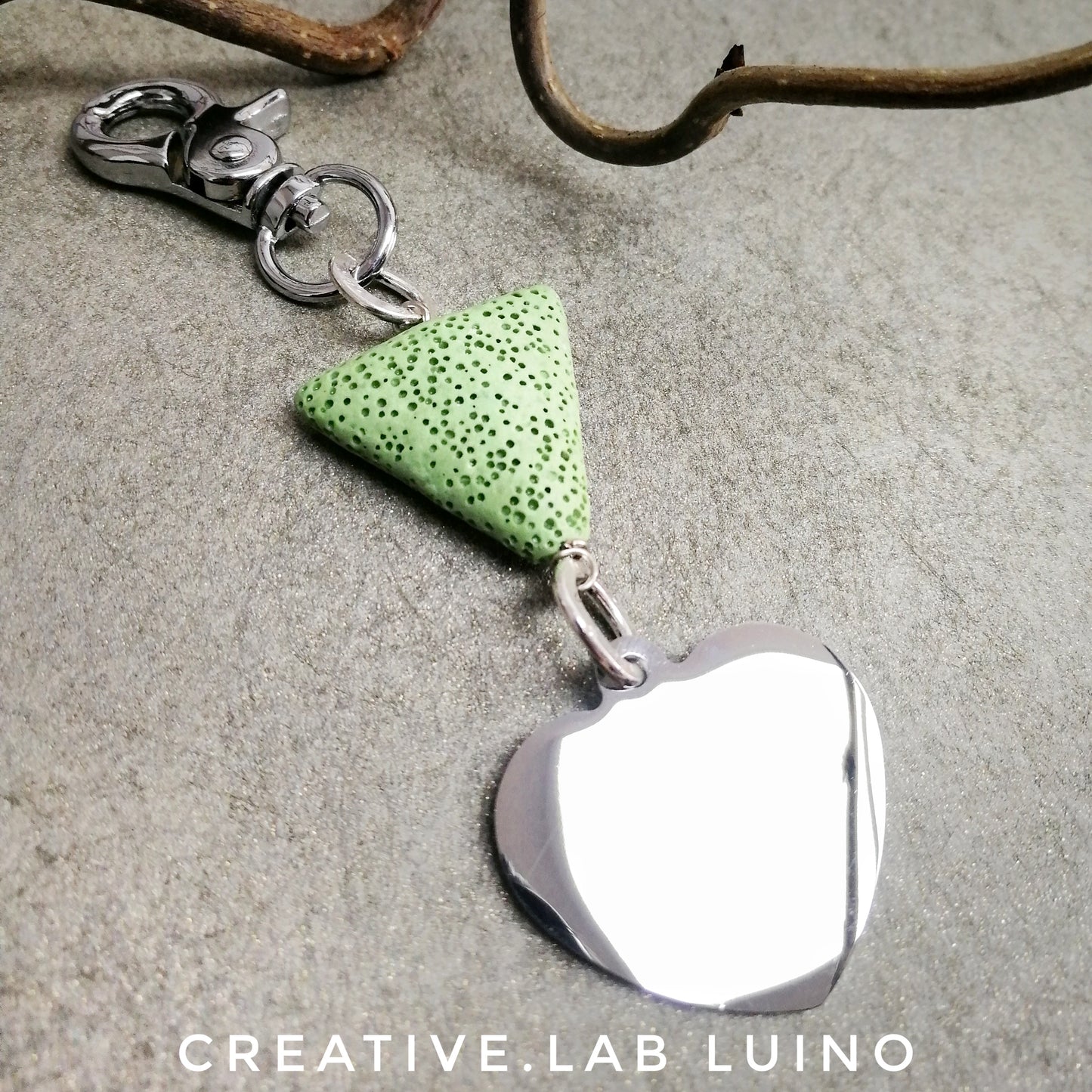 Portachiavi con perla di lava e ciondolo a cuore con firme dei bambini per le insegnanti (C9+lava triangolo - firme)