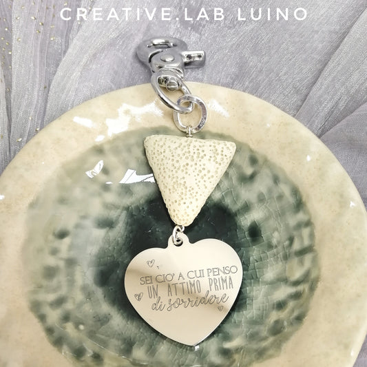 Portachiavi con perla di lava vulcanica a triangolo e ciondolo a cuore (C9+lava triangolo - amore)