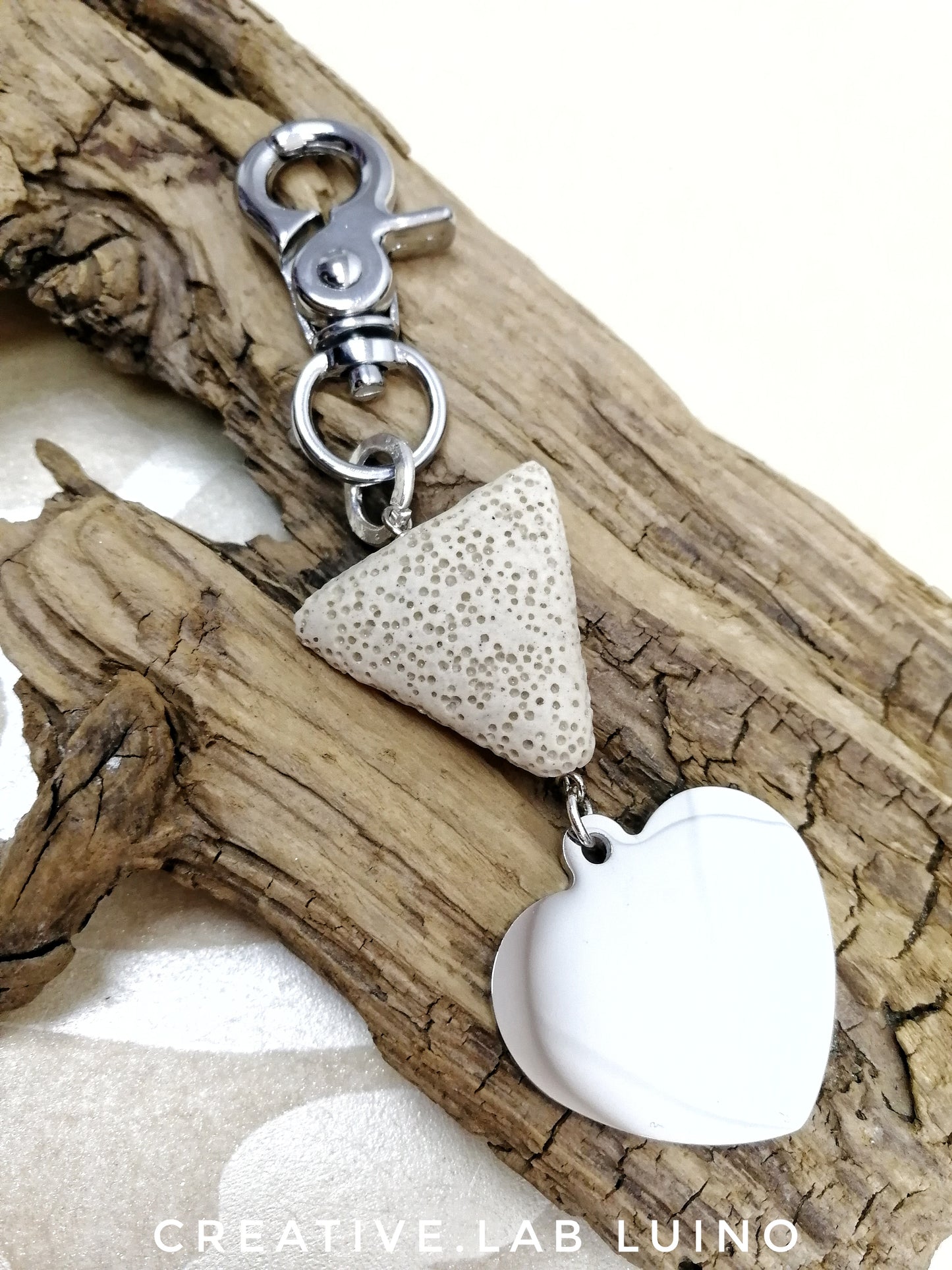 Portachiavi con perla di lava e ciondolo a cuore con firme dei bambini per le insegnanti (C9+lava triangolo - firme)