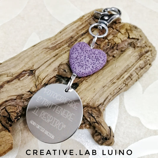 Portachiavi con perla di lava vulcanica a cuore e ciondolo tondo personalizzabile (C1+lava cuore)