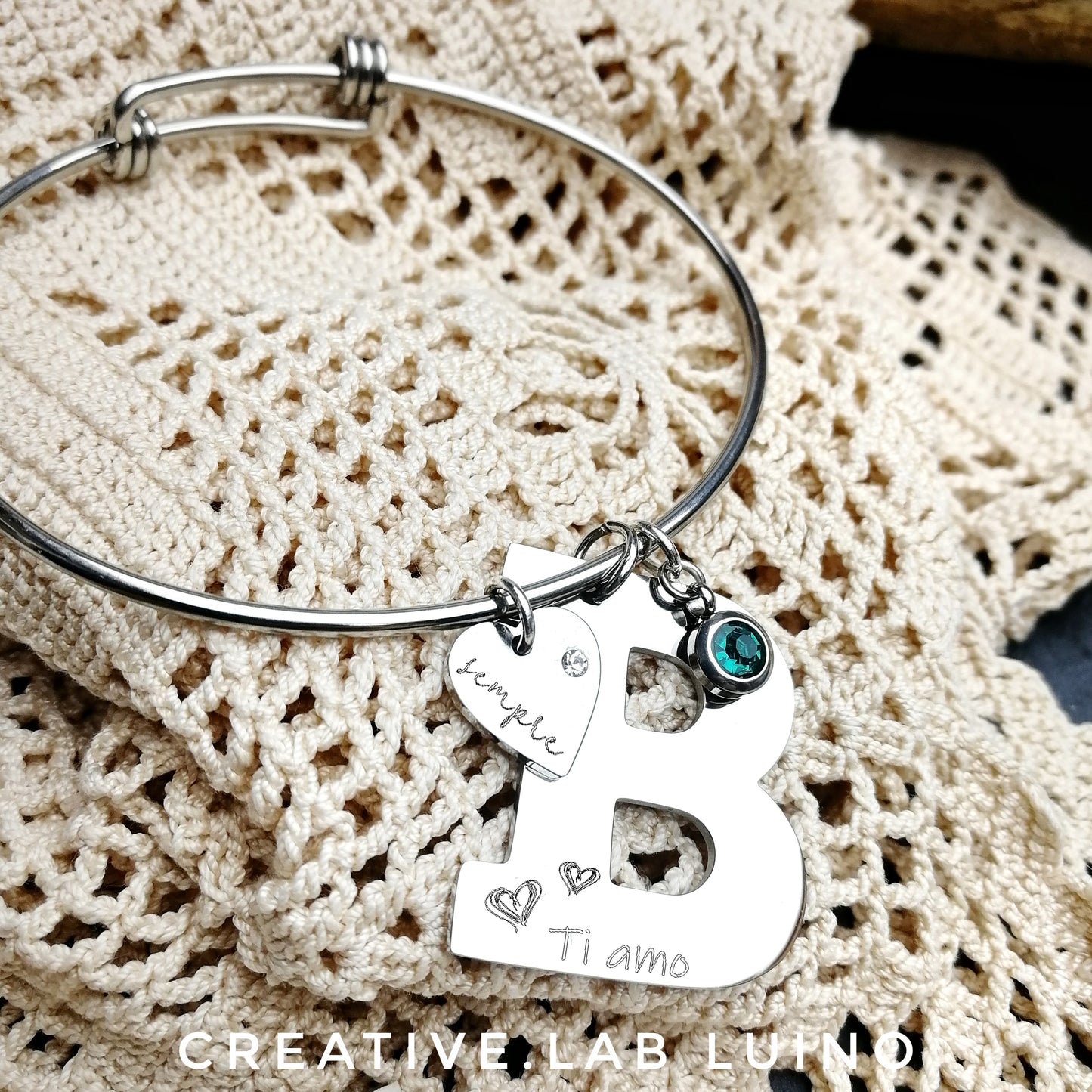 Bracciale rigido con Iniziale personalizzabile  e cuore (G20+lett+A3B)