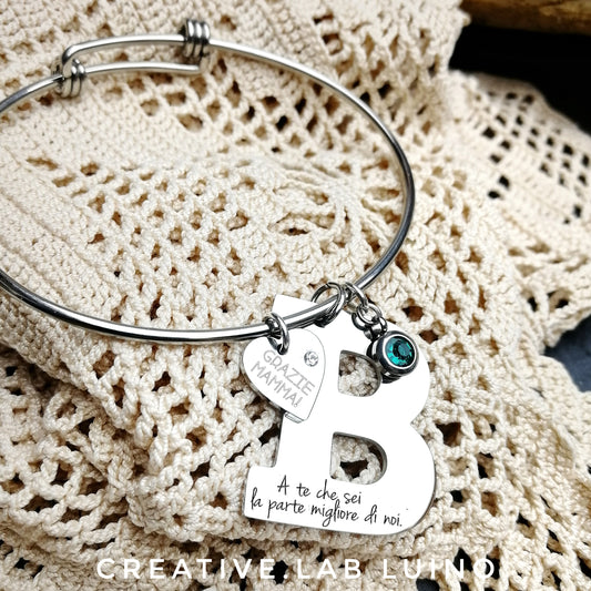 Bracciale rigido con iniziale personalizzabile e cuore per la mamma (G20+lett+A3B)