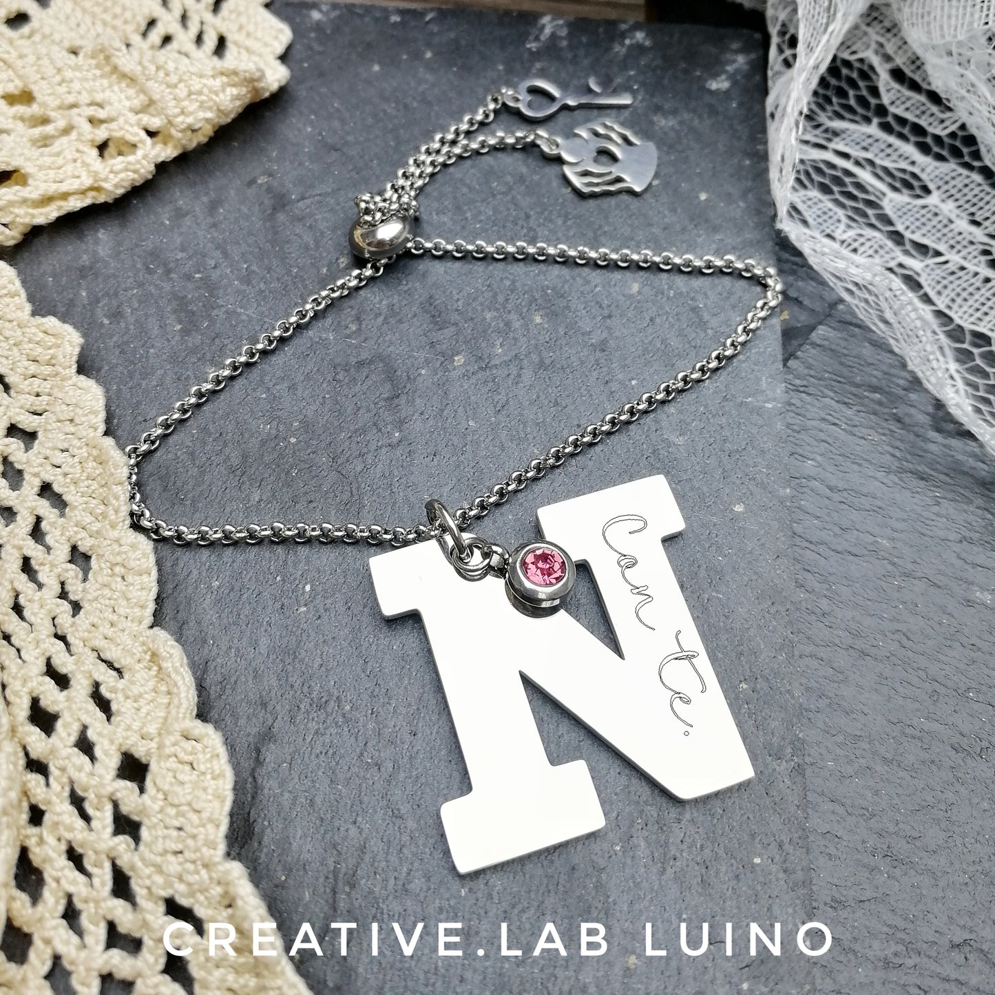 Bracciale con iniziale da personalizzare e ciondolini (bracc+lett+ch)
