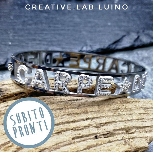 Bracciale a manetta "Carpe Diem" con strass