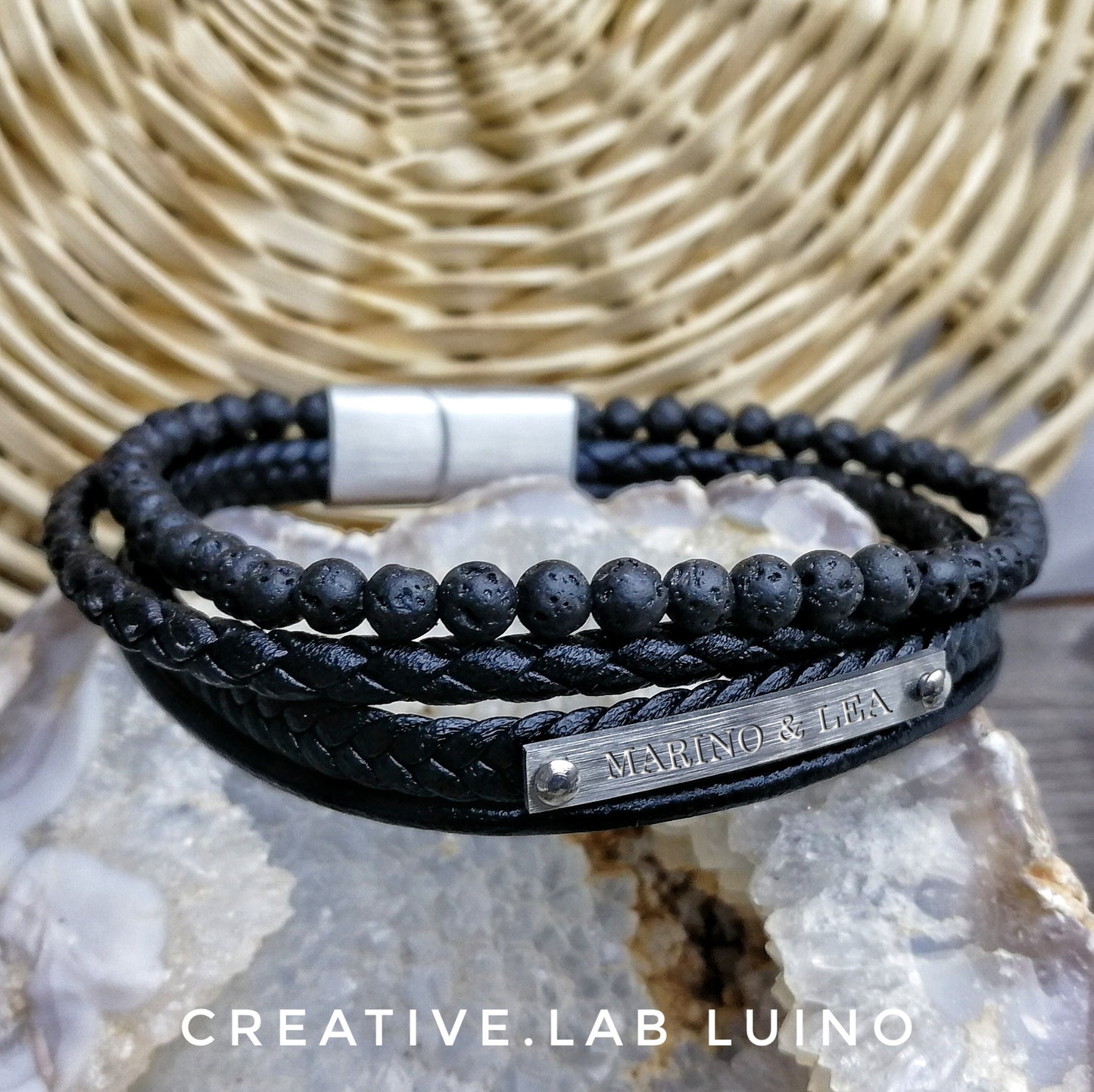 Bracciale da uomo in ecopelle e perle di lava vulcanica, personalizzabile (G95)