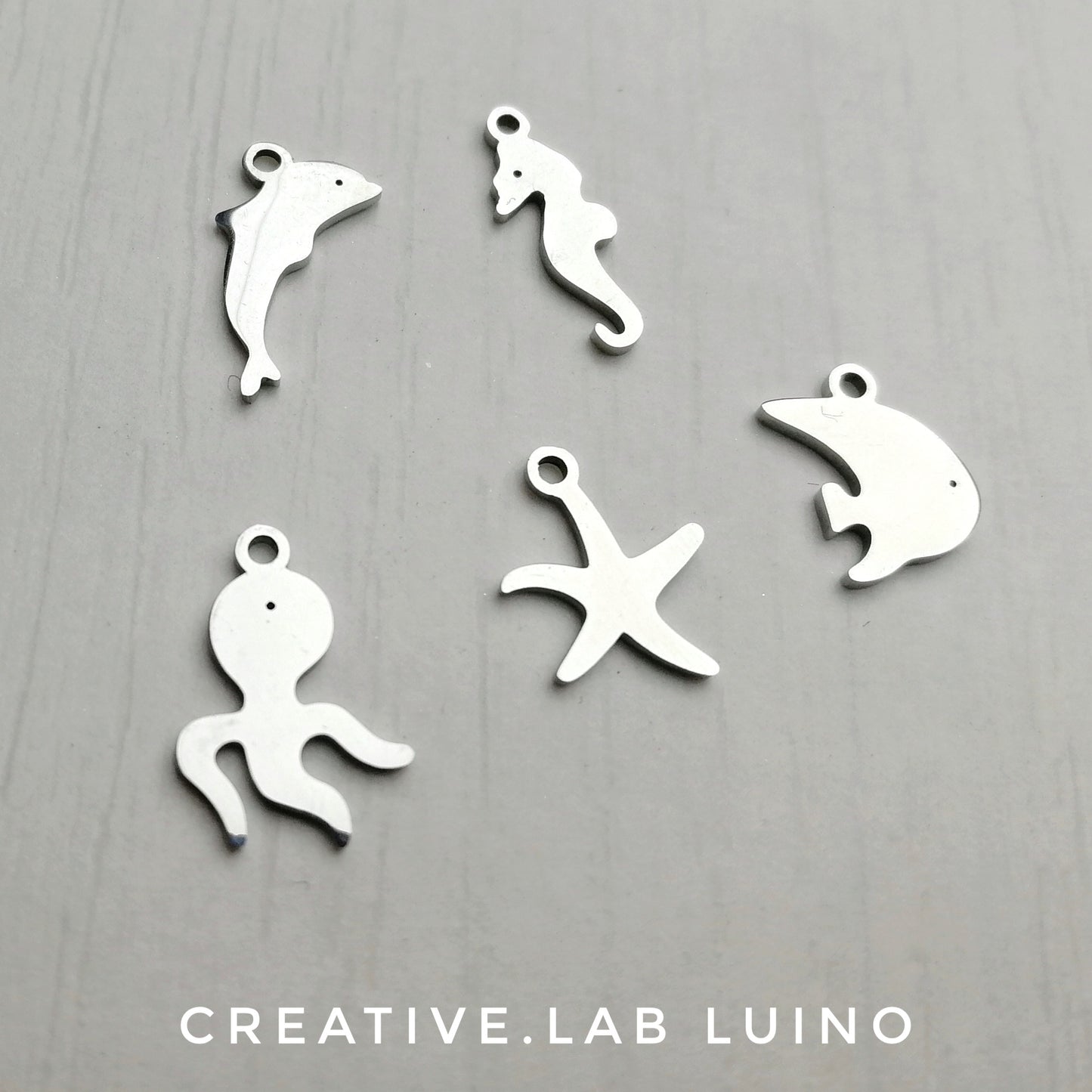 Bracciale con ciondolini in acciaio a tema mare (M18B)