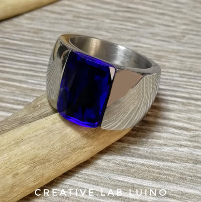 Anello a fascia con cristallo blu