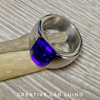 Anello a fascia con cristallo blu