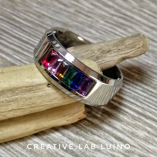 Anello con strass colorati