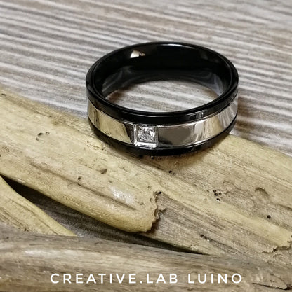 Anello acciaio e nero con strass