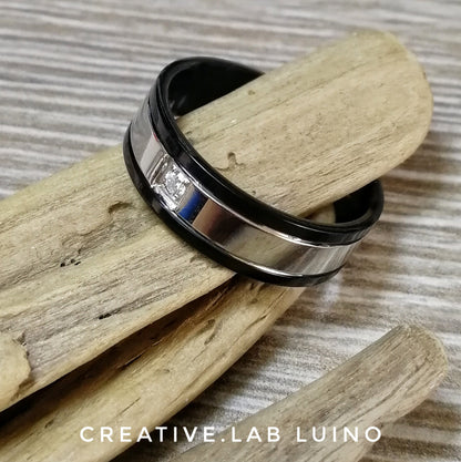 Anello acciaio e nero con strass