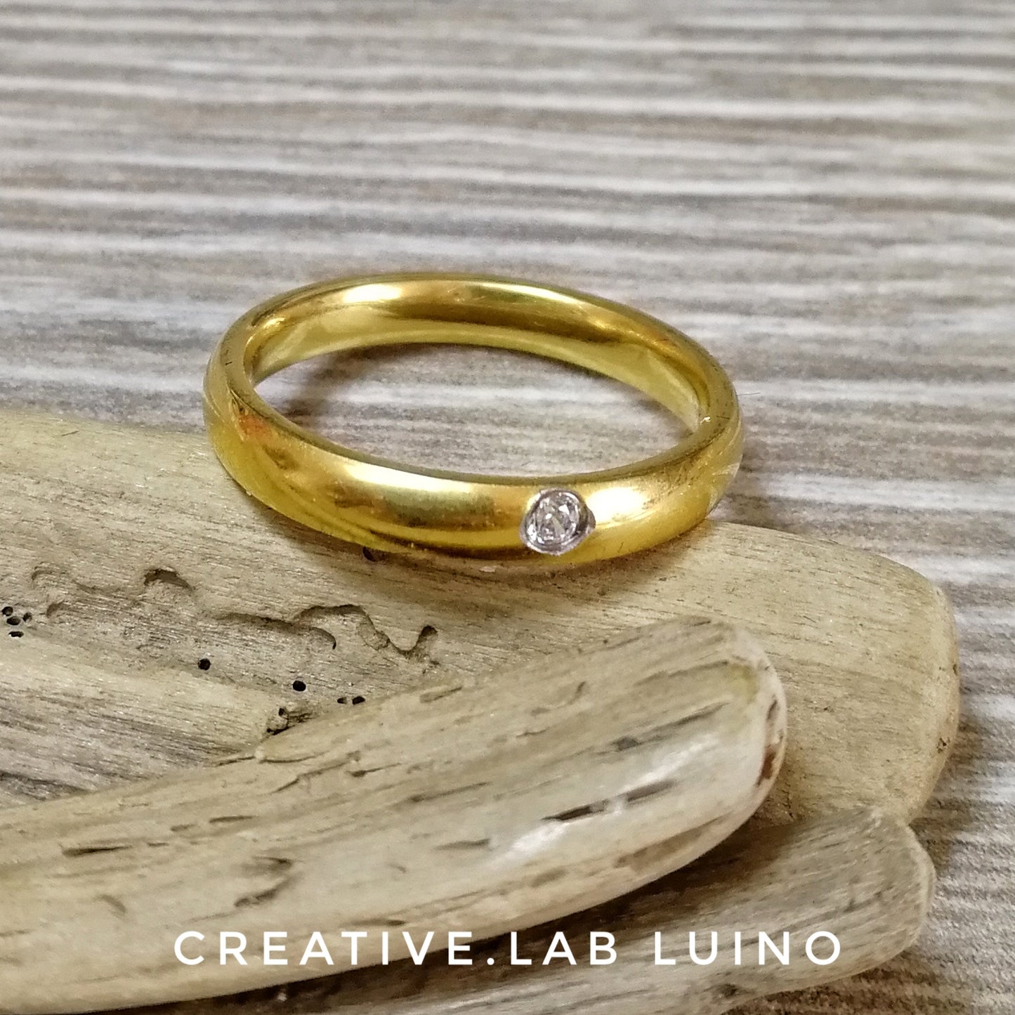 Anello fedina acciaio color oro con strass