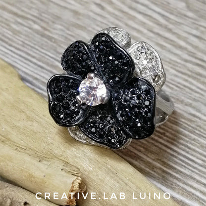 Anello fiore con zirconi trasparenti e neri