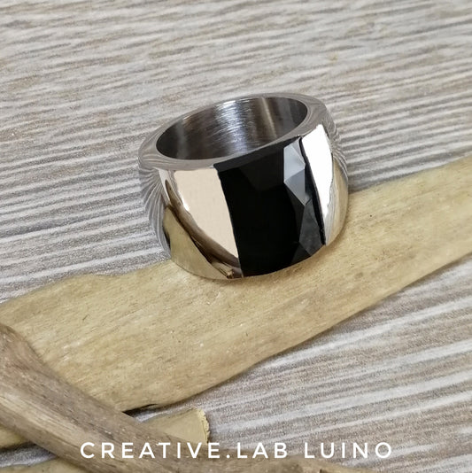 Anello a fascia con cristallo nero